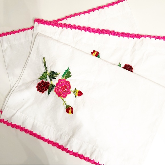 Vintage pillow case sham with hand embroidered roses and pink crocheted trim - 2 - Picture 6 of 6